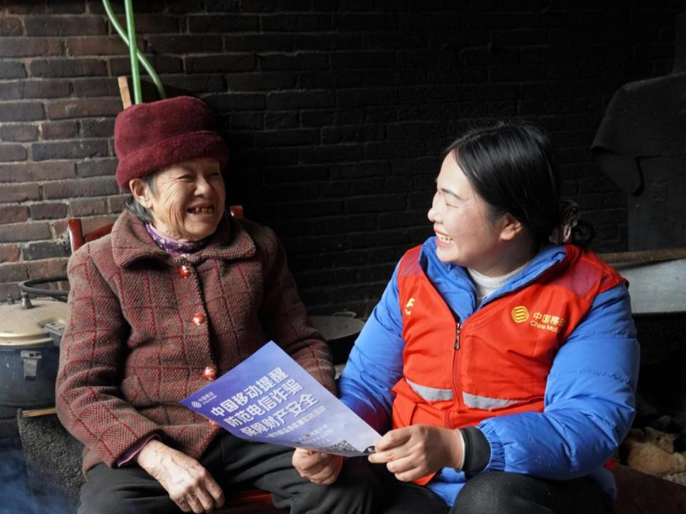 网格员下乡入户宣传反诈知识筑牢反诈防线。韦佳玉摄