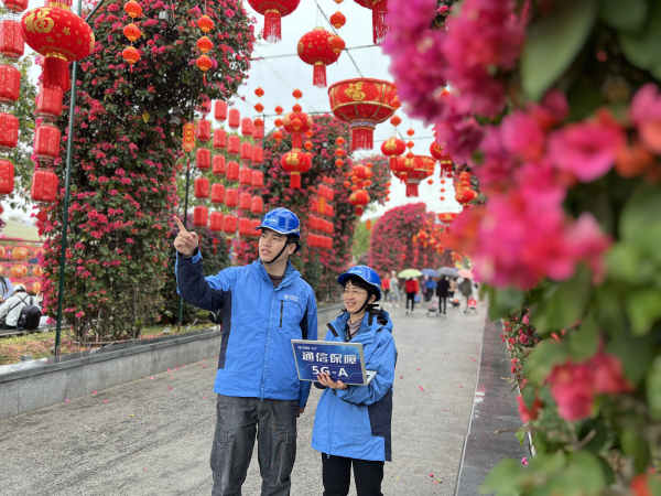 移动工程师在青秀山风景区进行信号覆盖检测。陈洁君摄