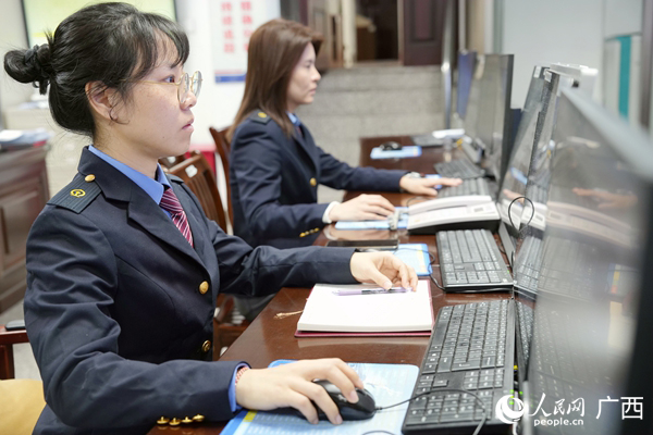 图为国铁南宁局柳州设备专修车间集中分析工区职工进行调阅分析道岔曲线。人民网记者 王勇摄