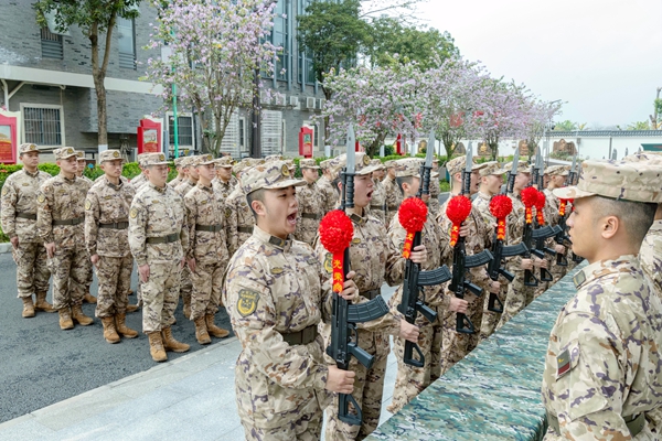 退伍老兵與新兵在進行槍支交接儀式。