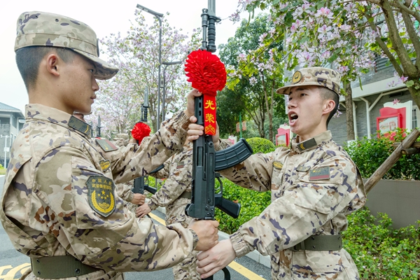 退伍老兵與新兵交接鋼槍。