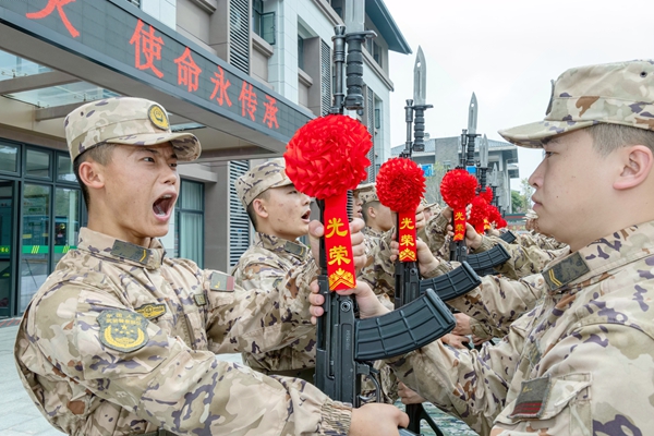 新兵接過退伍老兵的鋼槍。