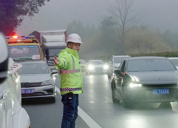 陈云辉在指挥交通。阳咏超