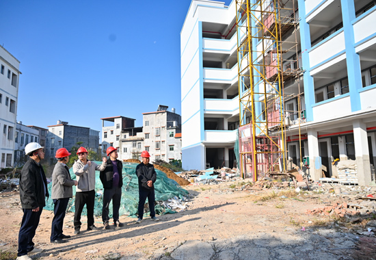市财政局调研组深入学校建设工地调研。陆燕摄