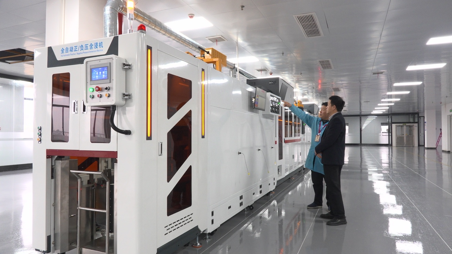 技术人员测试固态车载电容生产线。受访单位供图