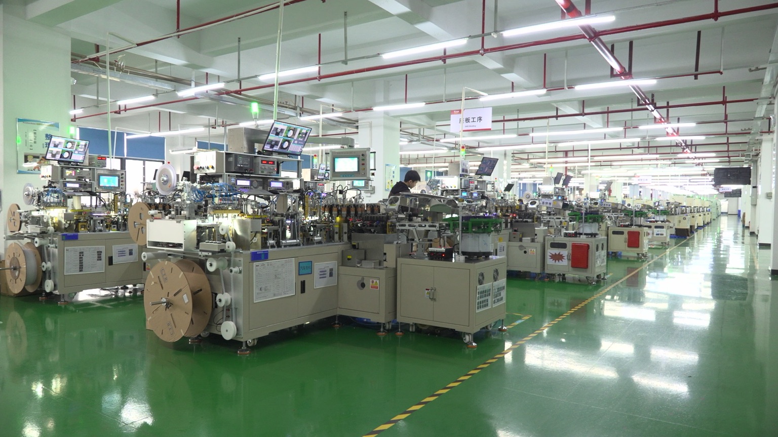 东佳电子生产车间。受访单位供图