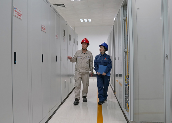 2月11日,苏圆圆在广西中马控股分布式新能源有限公司的电鸿化云碳表安装运行现场与客户沟通了解表计运行情况。翟晋升摄