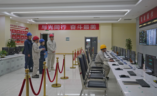 2月11日,苏圆圆在广西中马控股分布式新能源有限公司主控室调研走访。翟晋升摄