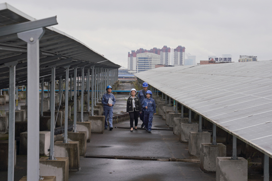 2月11日,苏圆圆在广西慧宝源医药科技有限公司屋顶光伏电站现场了解运行情况。翟晋升摄