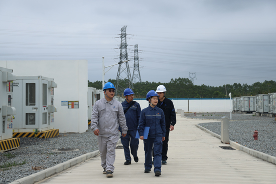 2月27日,苏圆圆到中核集团钦州汇能新能源有限公司220千伏浩航储能站走访调研。翟晋升摄