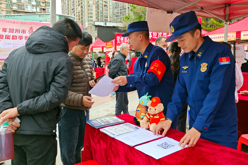 求職者正在了解心儀的崗位。盤姝吚攝