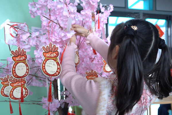 写下新年祝福。肖杨摄