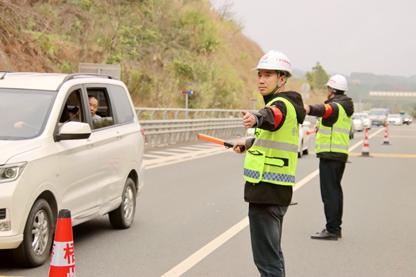 应急人员在高速上疏导车辆。