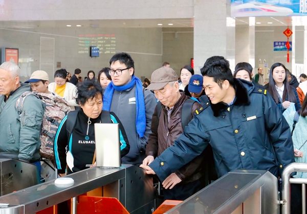 桂林车站客运工作人员引导旅客有序检票乘车。郑长贤摄