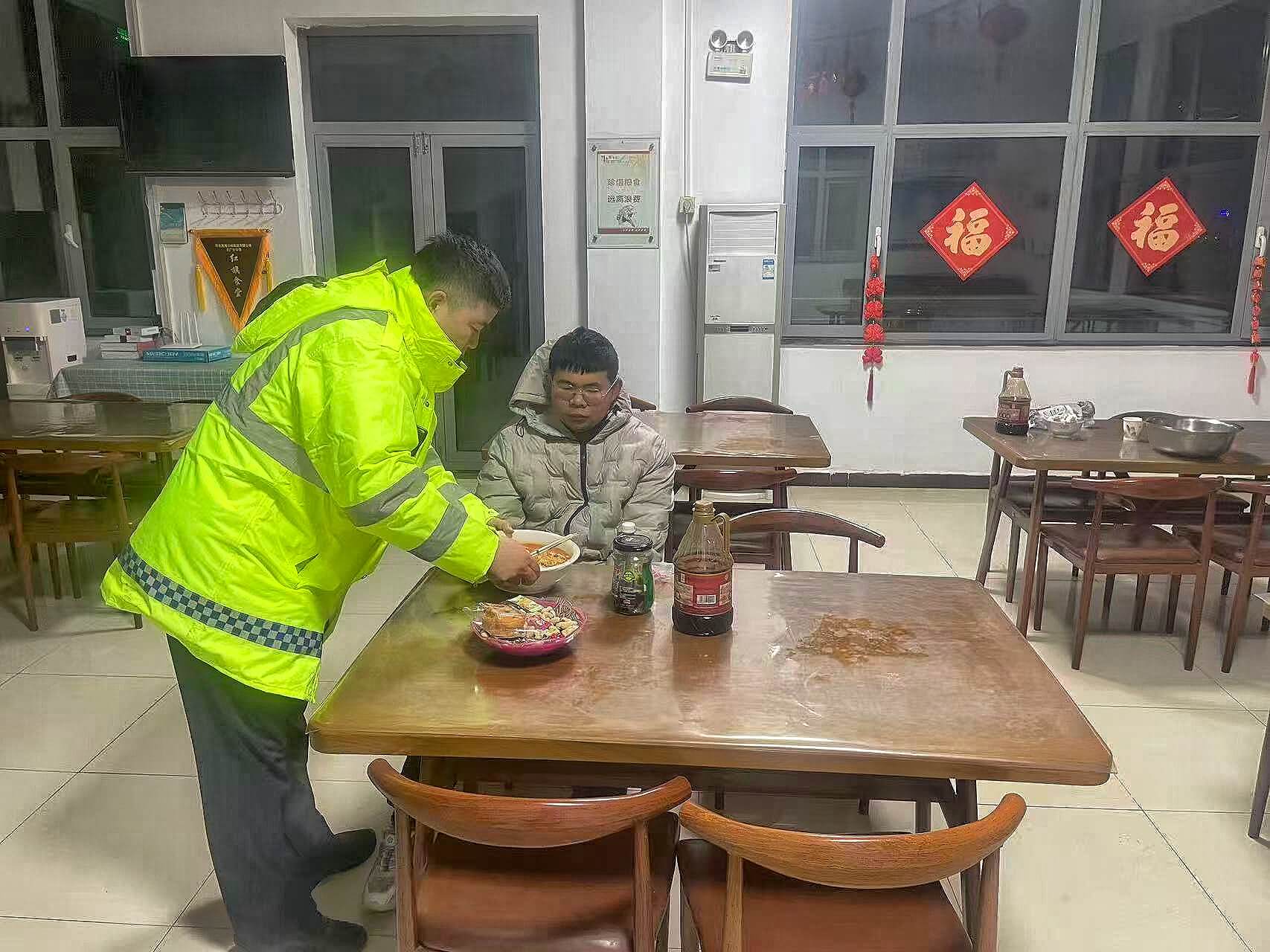 工作人员为驾驶员提供暖心服务。河北高速集团供图