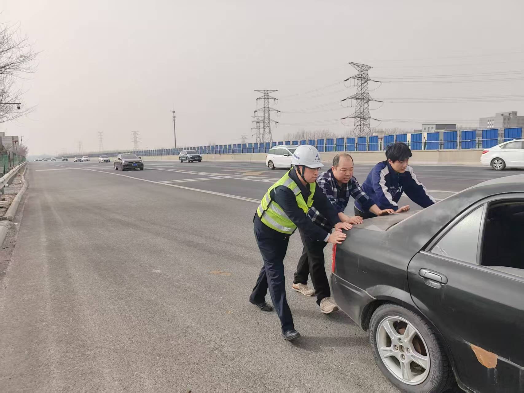 保畅队员帮助驾驶员推行车辆。河北高速集团供图