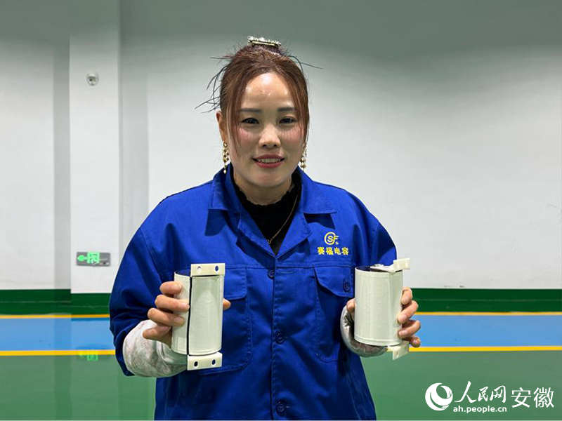 赛福电子工人展示薄膜电容器