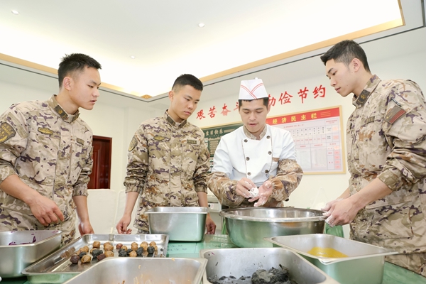 炊事员教官兵包汤圆。欧伟彬摄