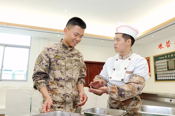 炊事员教官兵包汤圆。欧伟彬摄