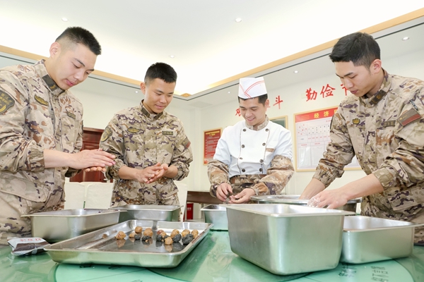 官兵正在包汤圆。欧伟彬摄