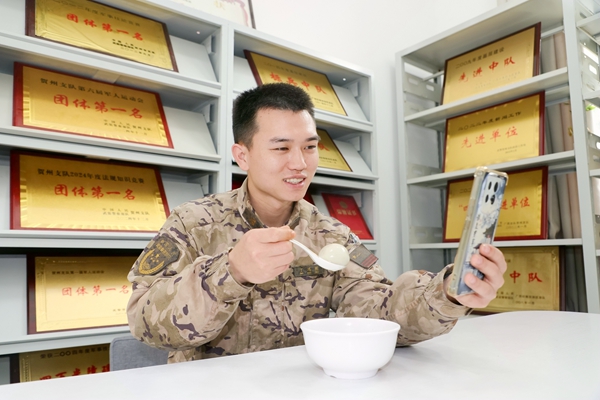 官兵与家人分享这份香甜与祝福。欧伟彬摄
