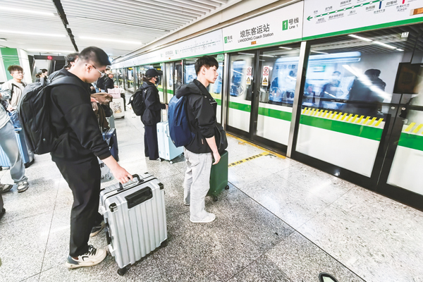 乘客有序排隊等候搭乘地鐵。記者葉子榕攝
