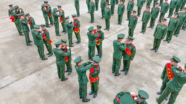 官兵为退役士兵卸衔。穆万琼摄