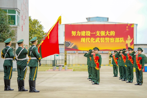 退役老兵向武警部队旗庄严宣誓。穆万琼摄