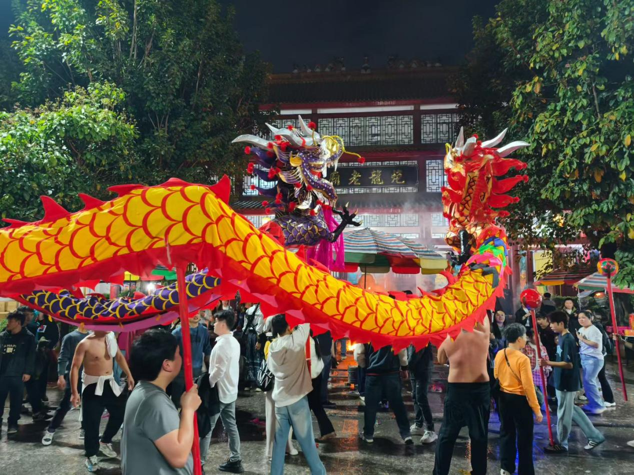 賓陽炮龍節火熱開炸。唐文蔚攝