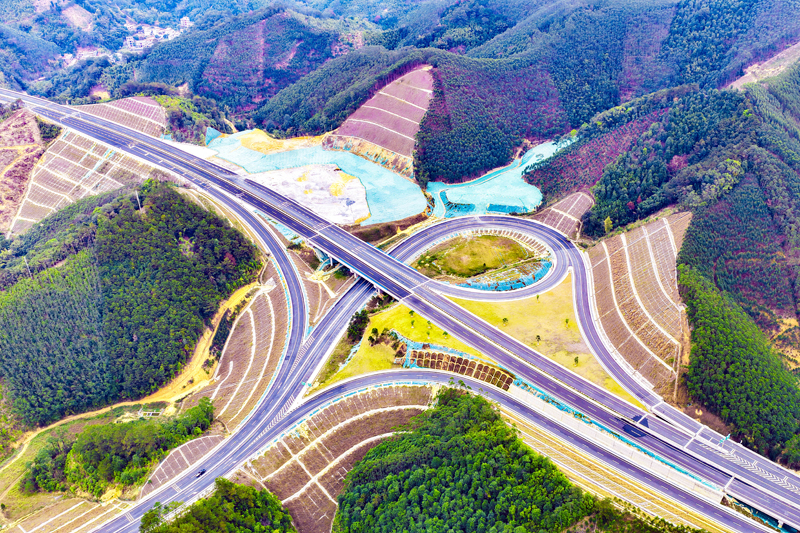 蒼梧至容縣高速公路建成通車。冉俊攝