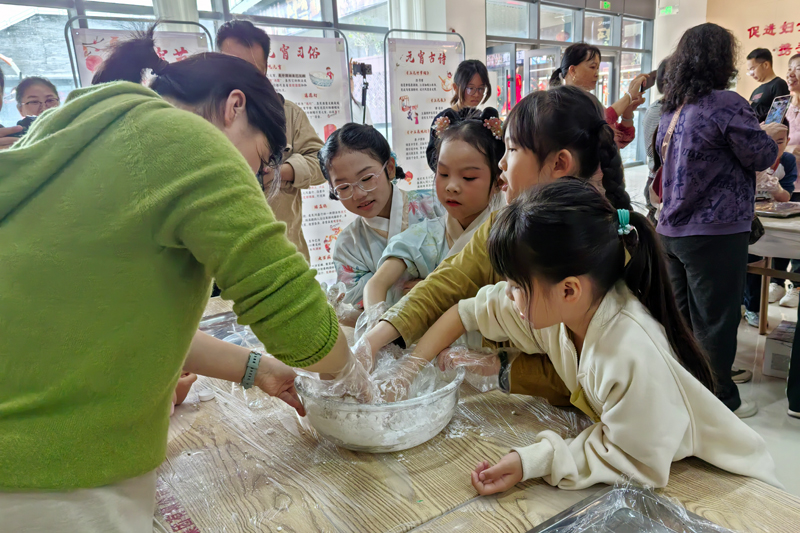 手工汤圆制作。蒋吉祥摄
