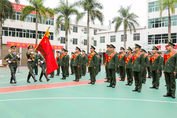 退伍老兵向武警部队旗告别。