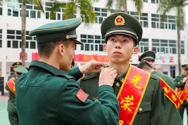 退伍老兵依依不舍卸下军衔。