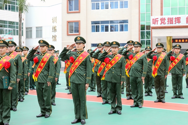 退伍老兵敬上军旅生涯最后一次军礼。