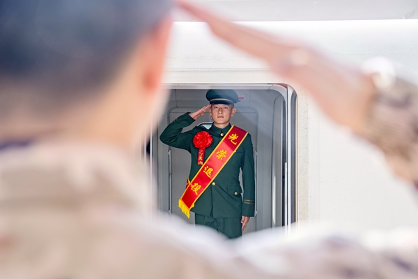 武警官兵向即将返乡的退役士兵敬礼。