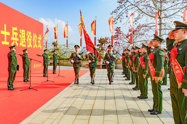 退役士兵们向军旗告别。李家涛摄
