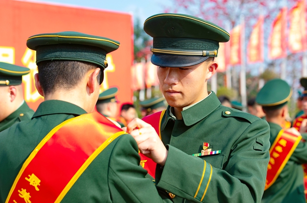 退役士兵们卸下警衔。李家涛摄