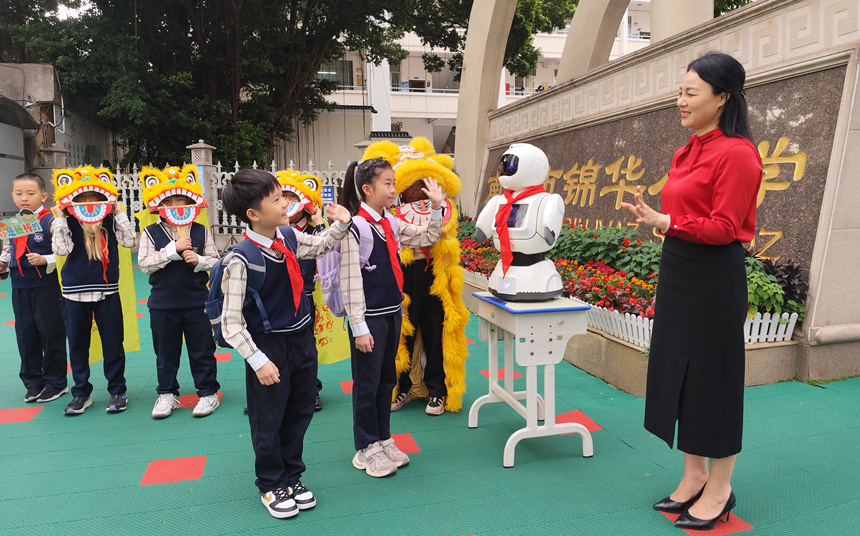 南寧市錦華小學校門營造熱烈濃厚的開學氛圍