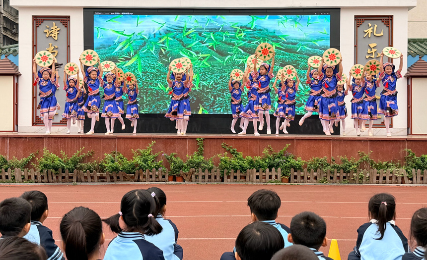 学校舞蹈队表演节目《采茶欢歌闹八桂》。学校供图
