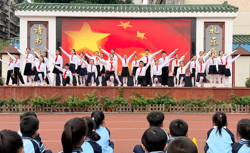 学校朗诵队朗诵诗歌《我是接班人》。学校供图