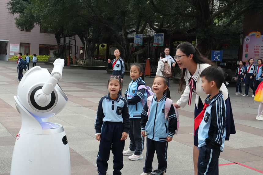 机器人欢迎同学们返校2