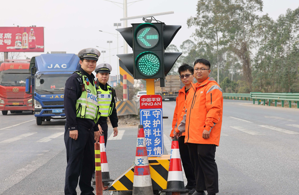 平安產險廣西分公司聯合交警在高風險路段布設可移動紅綠燈。平安產險廣西分公司供圖