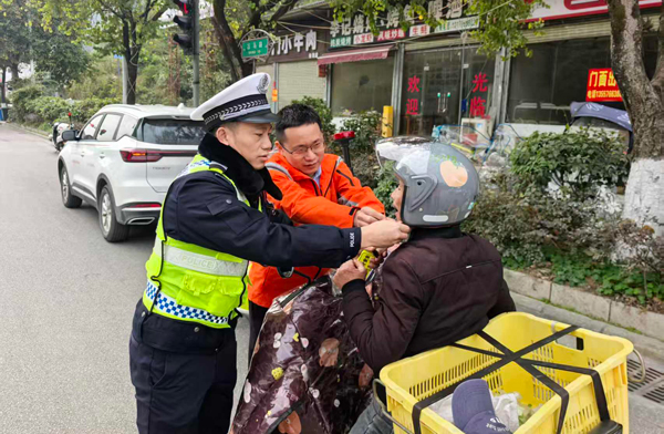 平安產險廣西分公司與交警幫群眾戴好頭盔，筑牢群眾安全意識防線。平安產險廣西分公司供圖