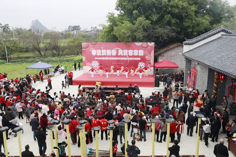 上花灯文化活动现场。梁旎旎摄