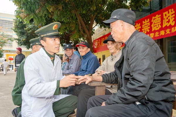 武警官兵為老人檢查身體狀況。