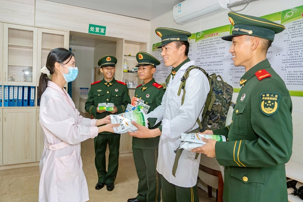武警官兵向養老院衛生室贈與常用藥品。