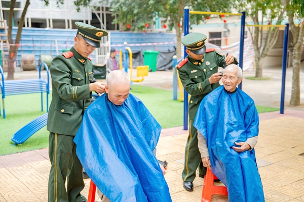 武警官兵為老人們理發。