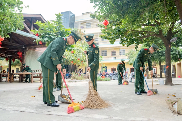武警官兵為老人們清掃庭院。