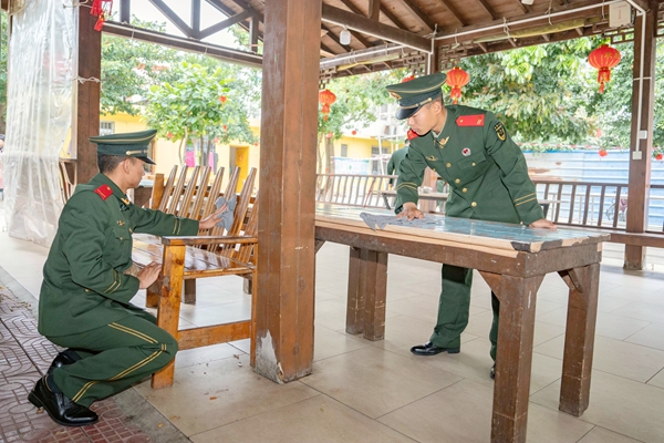 武警官兵為老人們擦拭桌椅。