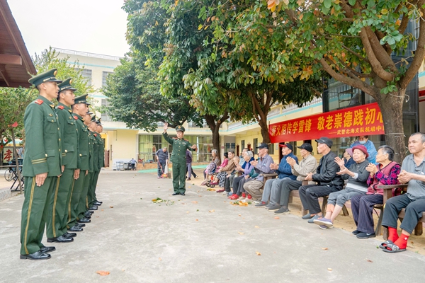武警官兵為老人們合唱歌曲。